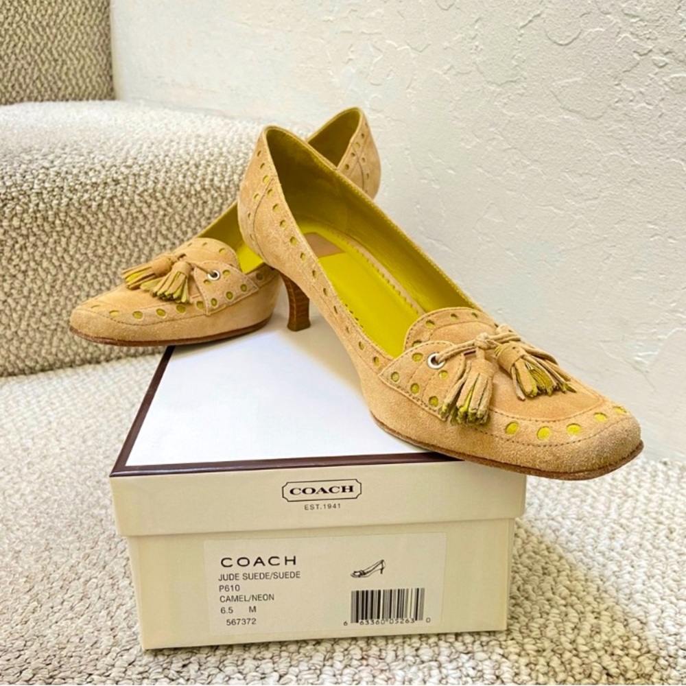 COACH  BEIGE AND YELLOW HEELS.
